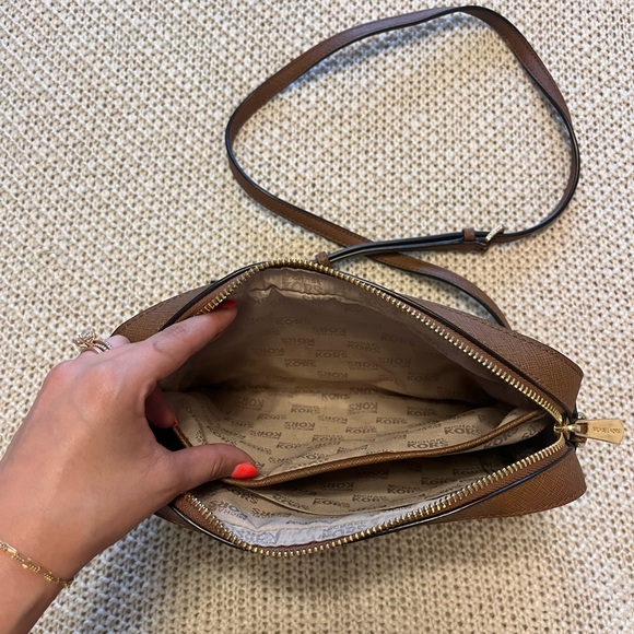 Michael Kors purse in great condition - Picture 8 of 11